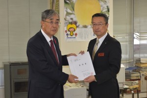 県への要請 左:高前田会長 右:上田農林水産部長