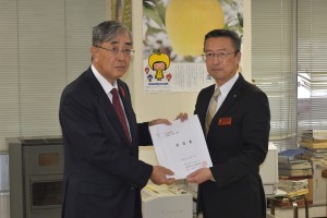 県への要請 左：高前田会長　右：上田農林水産部長