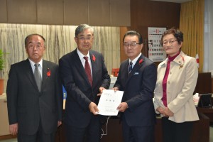 県議会への要請 左から伊藤副会長、高前田会長、佐々木県議会議長、松本副会長